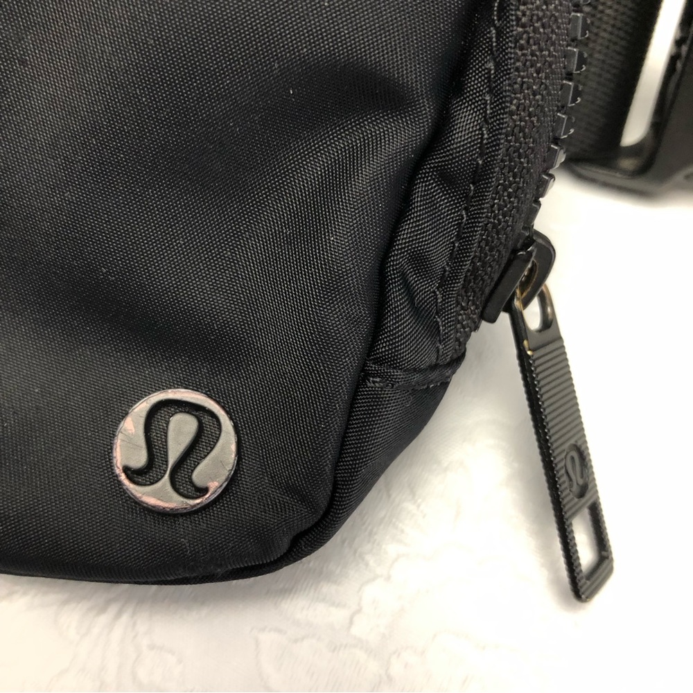 Lululemon Everywhere Belt Bag Large 1L  in Solid Black USED - Picture 11 of 11
